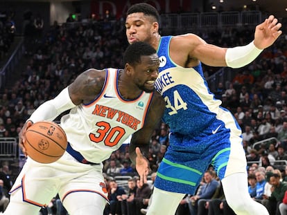 Julius Randle, de los New York Knicks, lleva el balón ante Giannis Antetokounmpo, de los Milwaukee Bucks, en un lance del partido.