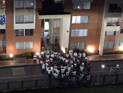 En Fontibón, occidente de Bogotá, vecinos hicieron guardia ante supuestos actos vandálicos difundidos por Whatsapp, que causaron pánico.