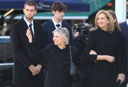 La princesa Irene de Grecia (en el centro), junto a su sobrina, la infanta Cristina. Aunque tardó casi 40 años en volver a residir en Grecia —en 2013 se estableció en Porto Jeli, una opulenta localidad del Peloponeso—, el regreso de Constantino fue paulatino. 