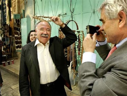 Carod se pone una corona de espinas en Jerusalén mientras Maragall le fotografía.