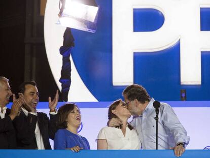 Mariano Rajoy kisses his wife Elvira to celebrate the PP victory in Sunday elections.