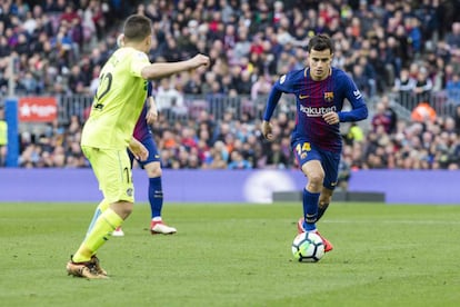 Coutinho conduce el bal&oacute;n ante el Getafe en el Camp Nou. 