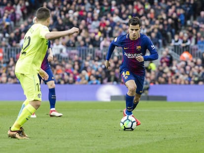 Coutinho conduce el bal&oacute;n ante el Getafe en el Camp Nou. 