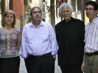 Jaume Cabré, flaqueado por sus editores Josep Lluch (izquierda), Romi Porredón (viuda de Isidor Cónsul), Joan Carreras y Oriol Izquierdo. /