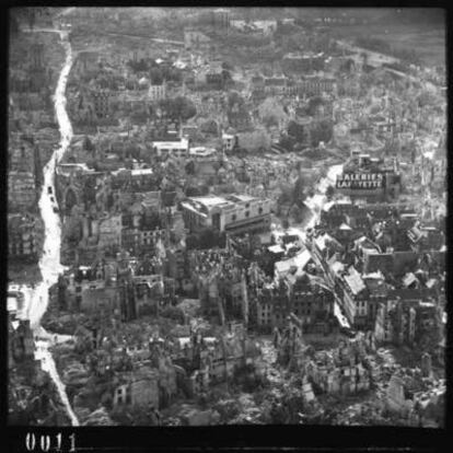 Fotografía oblicua del centro de la ciudad de Caen, en Normandía (Francia).  La imagen muestra el estado de la ciudad tras la famosa Batalla de Caen, librada entre tropas aliadas (sobre todo británicos y canadienses contra tropas alemanas). La reconstrucción de la ciudad duró hasta la década de los sesenta.