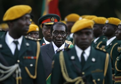 Sus abusos contra la oposición, fraudes electorales y sobre todo su violenta reforma agraria lanzada en 2000 recibieron las condenas de Occidente. En la imagen, Robert Mugabe tras prestar juramento por su sexto mandato en Harare (Zimbabue), en junio de 2008.