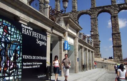 Un cartel de una edición anterior del festival, con el acueducto de fondo.