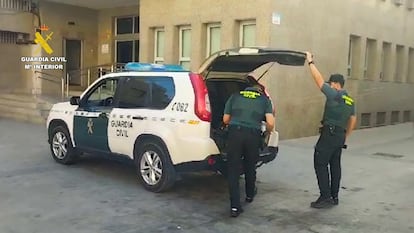Agentes de la Guardia Civil frente al Ayuntamiento de Roquetas de Mar (Almería).