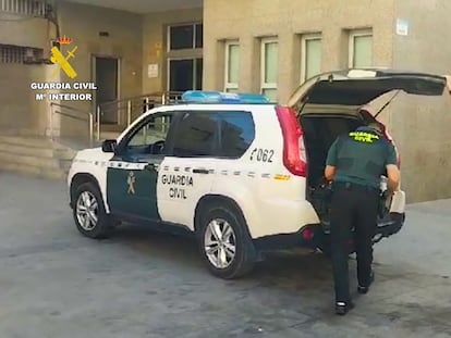 Agentes de la Guardia Civil frente al Ayuntamiento de Roquetas de Mar (Almería).