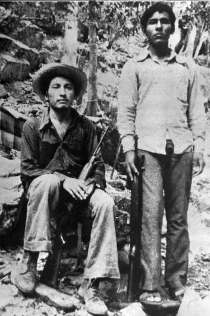 A la izquierda, el maestro Lucio Cabañas, convertido en líder de la guerrilla en Guerrero y asesinado el 2 de diciembre de 1974.
