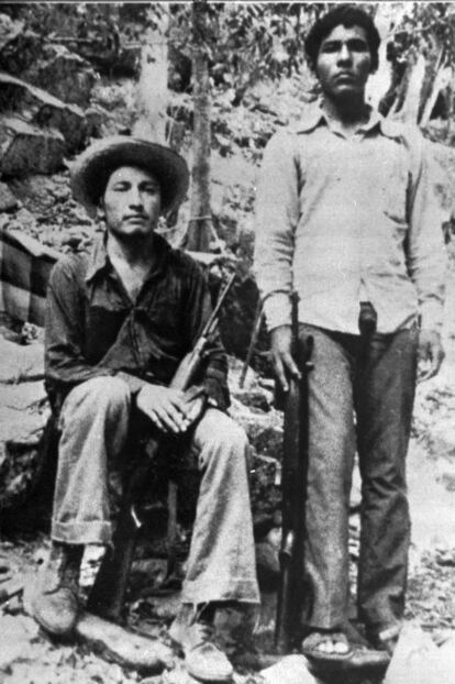 A la izquierda, el maestro Lucio Cabañas, convertido en líder de la guerrilla en Guerrero y asesinado el 2 de diciembre de 1974.