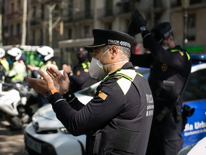 Agentes de la Guardia Urbana en un homenaje a los mercados de Barcelona por su trabajo en la pandemia.