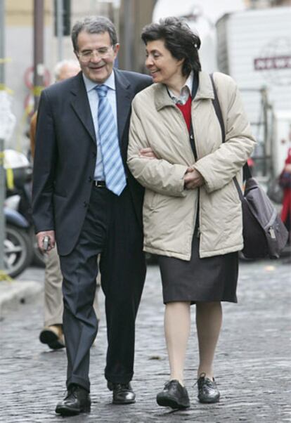 El primer ministro italiano, Romano Prodi, paseando junto a su esposa, Flavia Franzoni.