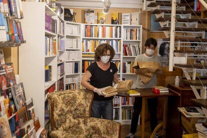 La librería El gusanito lector, en Sevilla, durante la preparación de los pedidos de la venta 'online'.