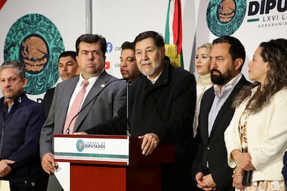 Gerardo Fernández Noroña en conferencia de prensa al finalizar la sesión de la Comisión Permanente, en la Cámara de Diputados, en Ciudad de México.