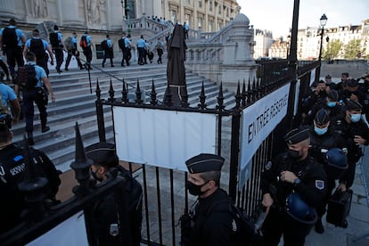 Llegada de Policías en la primera sesión del juicio por los atentados yihadistas de 2015, en París. 