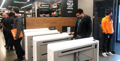 Un cliente ingresa en la tienda Amazon Go en Seattle, EE UU.