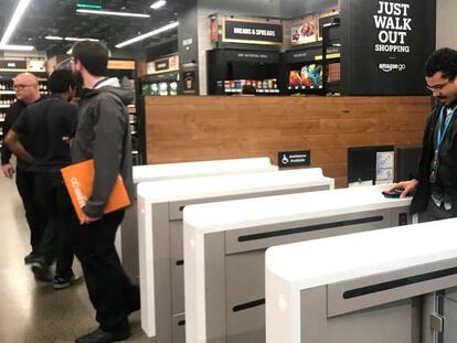 Un cliente ingresa en la tienda Amazon Go en Seattle, EE UU.