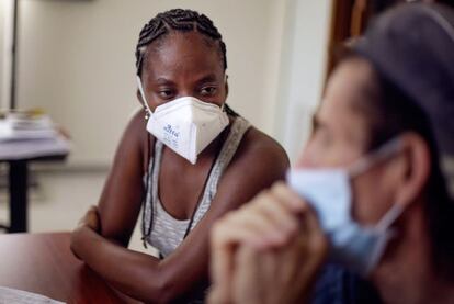 Karen, curada de tuberculosis, asesora a un paciente.