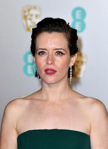 Claire Foy optó por el un look capilar de melenita mojada.