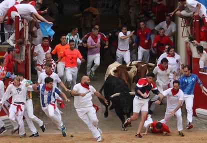 corredores y toros en la entrada a la Plaza de Pamplona.