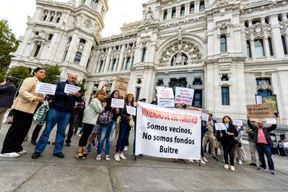 Concentración de propietarios de pisos turísticos (VUT) frente al ayuntamiento de Madrid, el martes.