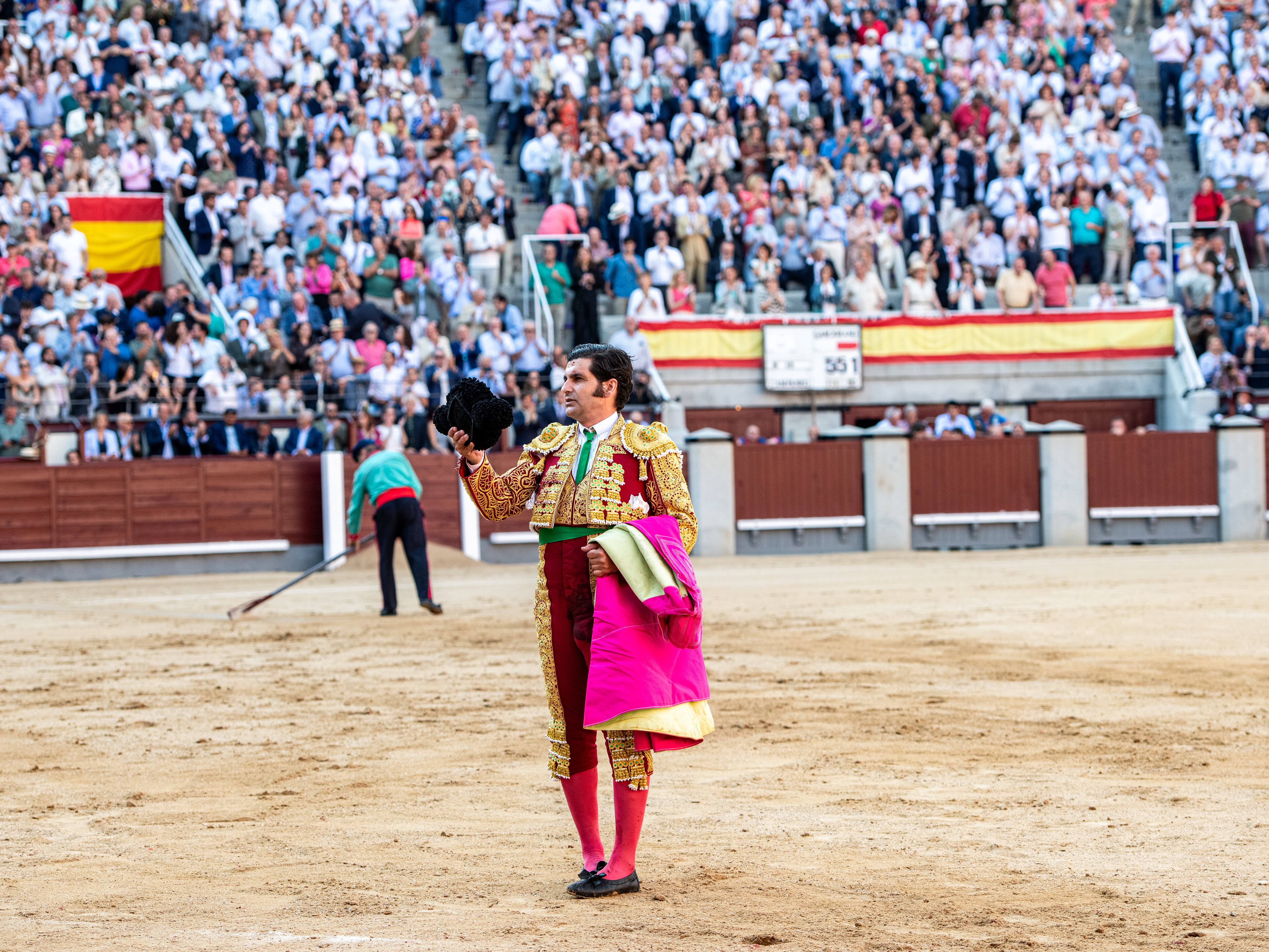 Morante saluda al público al final de su faena al primer toro del pasado día 28.