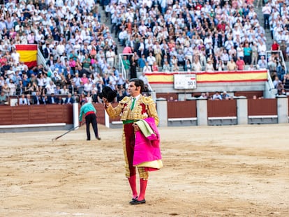 Morante saluda al público al final de su faena al primer toro del pasado día 28.