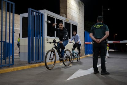 Los dos primeros ciudadanos en cruzar la frontera desde Melilla a Marruecos por el paso fronterizo de Beni Enzar, este lunes. 
