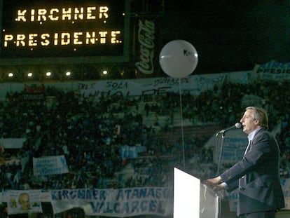 Néstor Kirchner saluda a sus simpatizantes el 2 de abril de 2003 en el estadio Monumental de Buenos Aires durante un acto de campaña. Kirchner fue presidente de Argentina entre el 25 de mayo de 2003 y el 10 de diciembre de 2007.