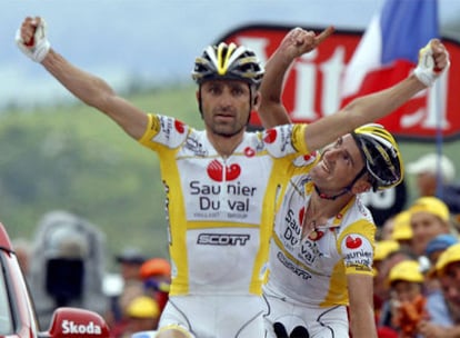 Piepoli (en primer plano) celebra su victoria en Hautacam junto a su compañero de equipo, el español Juan José Cobo, segundo en la etapa.