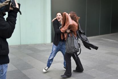 La madre que pegó a la profesora se cubre con una chaqueta al salir del juzgado.