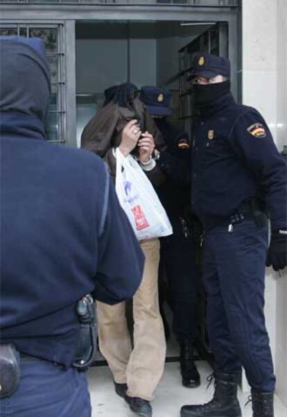 La policía conduce a uno de los detenidos en Málaga.