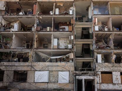 Un edificio de Járkov gravemente dañado por los bombardeos rusos, que han continuado este viernes.