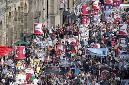 Asistentes al Festival de Edimburgo 2016 en la Royal Mile