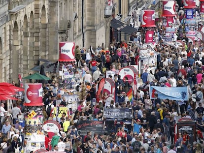 Asistentes al Festival de Edimburgo 2016 en la Royal Mile