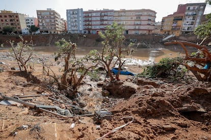 Restos de vehículos arrastrados por la corriente en el barranco del Poyo, en Paiporta, Valencia, el lunes.