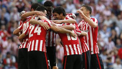 Los jugadores del Athletic celebran un gol.