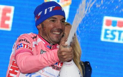Purito celebra la 'maglia' que recuperó el domingo.