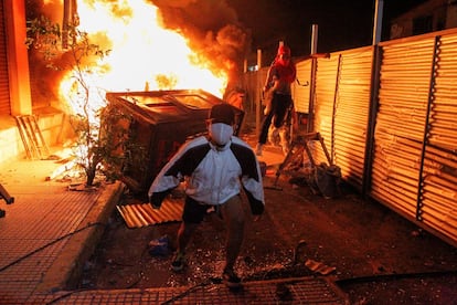 El arzobispo de Asunción, Edmundo Valenzuela, pidió a ambos bandos que terminaran las hostilidades. En la imagen, un grupo de manifestantes prendieron fuego en las calles de Asunción.