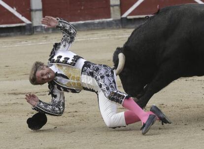 El diestro Manuel D&iacute;az &#039;El Cordob&eacute;s&#039; sufre una cogida en su primer toro de la feria de Los Remedios de San Sebasti&aacute;n de Los Reyes.