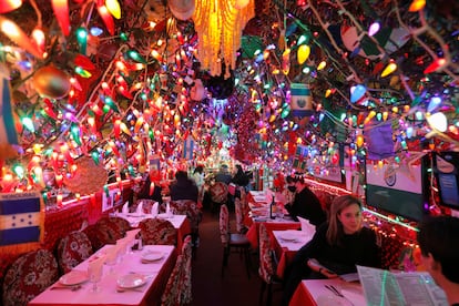 Interior del restaurante Panna II Garden en el East Village.