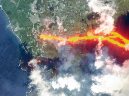 Foto de satélite da erupção em La Palma tirada no domingo.