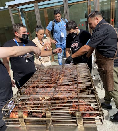 A punto de abrir la rejilla con la pieza de ibérico recién asada. J.C. CAPEL