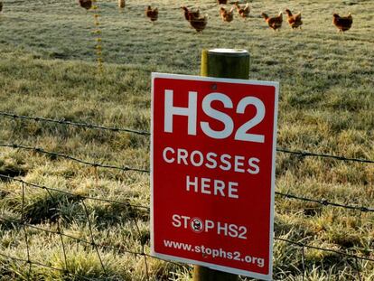 Una pancarta contra el consorcio HS2 que construye la l&iacute;nea AVE que unir&aacute; Londres y el norte de Inglaterra.