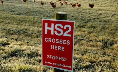 Una pancarta contra el consorcio HS2 que construye la l&iacute;nea AVE que unir&aacute; Londres y el norte de Inglaterra.