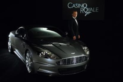 El actor Daniel Craig, como James Bond, posa con un Aston Martin.