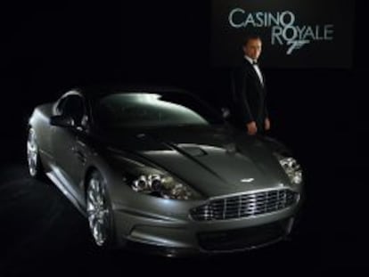 El actor Daniel Craig, como James Bond, posa con un Aston Martin.