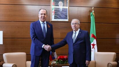 El ministro ruso de Exteriores, Serguéi Lavrov, en un encuentro en Argel con su homólogo argelino, Ramtan Lamamra, el 10 de mayo.