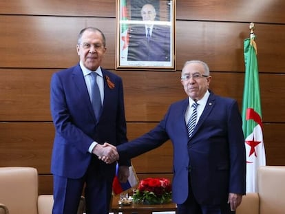 El ministro ruso de Exteriores, Serguéi Lavrov, en un encuentro en Argel con su homólogo argelino, Ramtan Lamamra, el 10 de mayo.